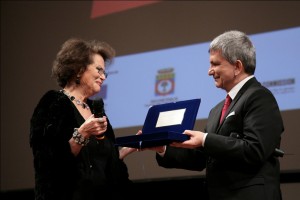 Claudia Cardinale riceve il Premio Fellini
